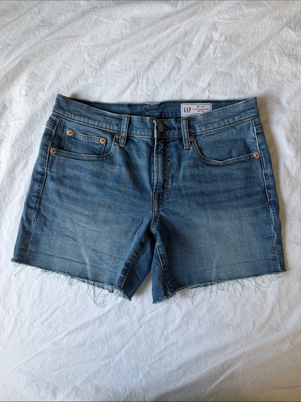 GAP Women’s 5” girlfriend mid rise jean shorts SZ 28/ 6P